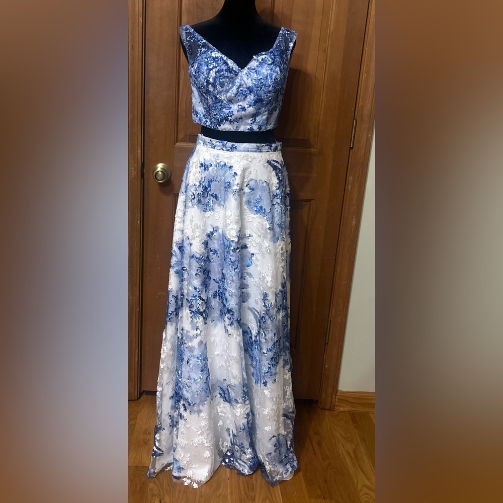 Ellie Wilde by Mon Cheri two-piece off-the-shoulder prom gown size 8